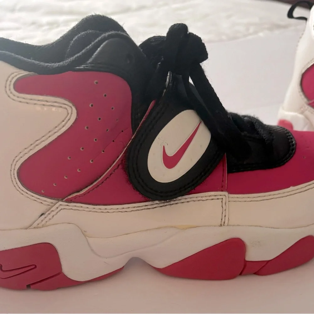 Nike youth girl athletic ankle support tennis shoes.size 1.5Y color pink/black.